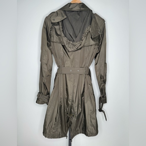 Burberry Women's Raincoat - Classic Elegance for Rainy Days 🌧️ - Picture 2 of 9